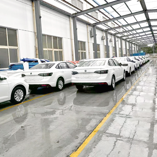 أسطول تدريب المركبات Acar في منطقة وقوف السيارات المغطاة